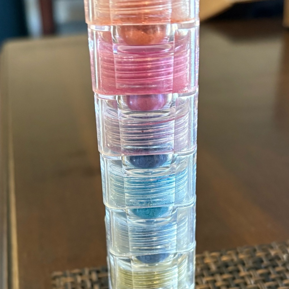 TRUE COLORS 8 ASSORTED EYESHADOWS